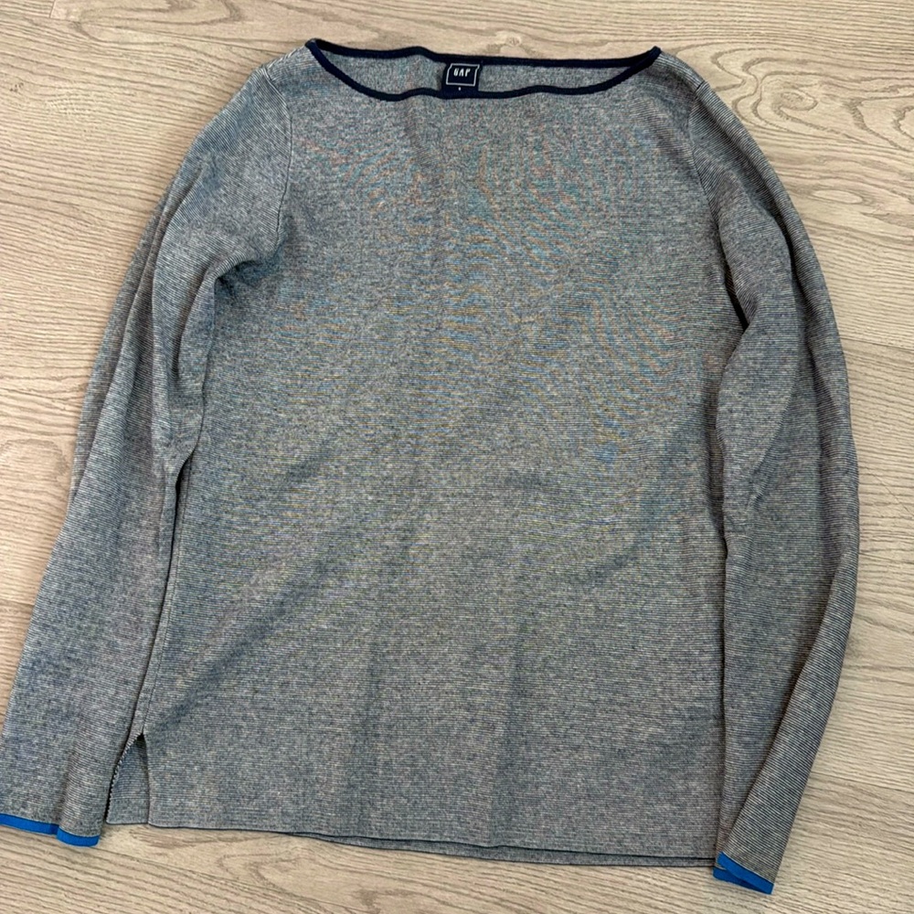 Blue top. Size small. Gap. 54% cotton. 39% rayon. 7% silk.